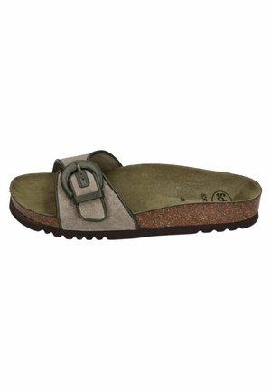 Sandale plateforme avec semelle intérieure en daim vert olive, semelle en liège et bride en tissu taupe avec une grande boucle vert foncé.