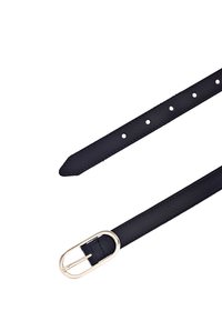 Schwarzer Ledergürtel mit goldener ovaler Schnalle und mehreren Anpassungslöchern auf weißem Hintergrund.