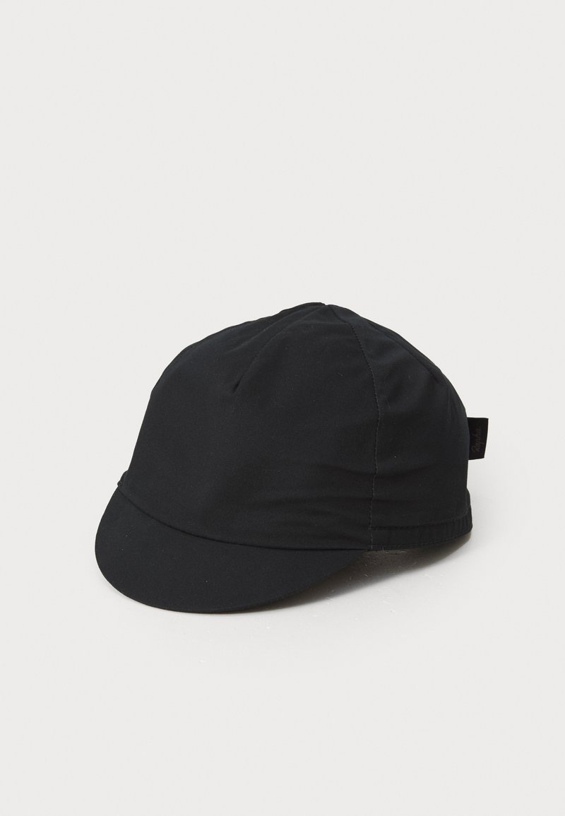 Boné preto feito de tecido leve, com uma aba curva, design simples e parte de trás elástica para ajuste do tamanho. Sem padrões visíveis.