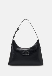 Sac à main en cuir noir avec une forme courbée et une seule bandoulière. Il possède une fermeture éclair et un logo en relief à l'avant.