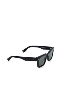 Lunettes de soleil à monture rectangulaire noire avec verres teintés foncés et branches légèrement courbées sur fond blanc.