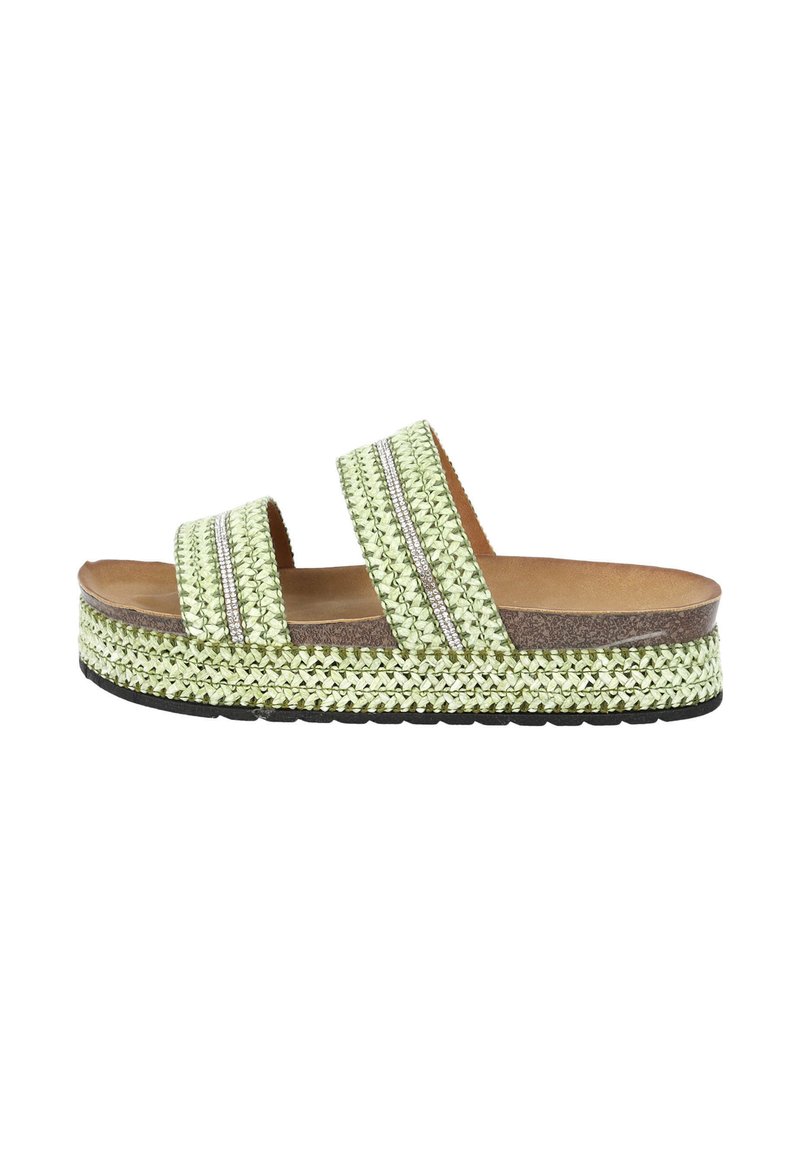 Groene geweven sandalen met twee brede banden, decoratieve zilveren accenten, een natuurlijke voetbed en een dikke platformzool met een gestructureerde zwarte onderzijde.