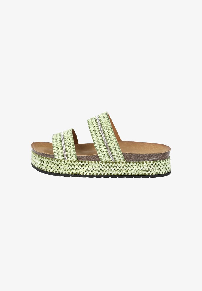 Grüne geflochtene Sandalen mit zwei breiten Riemen, dekorativen silbernen Akzenten, einem natürlichen Fußbett und einer dicken Plattformsohle mit einer strukturierten schwarzen Unterseite.