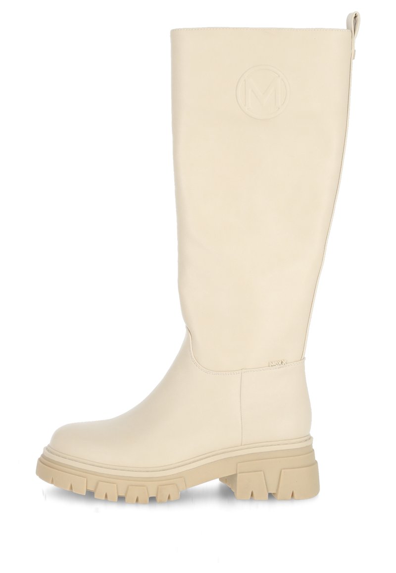 Knähöga beigefärgade läderstövlar med rund tå, kraftig sula och präglad logotypdetalj på skaftet. Slät textur med minimala accenter.