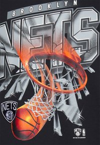 Svart t-shirt med en grafik av en basketställning som krossas, med orange och silveraccent, samt broderad "Nets"-logotyp.