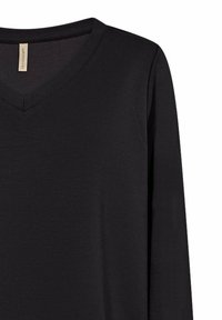 Schwarzes Langarmshirt mit V-Ausschnitt und einem beigen Markenetikett im Nacken.