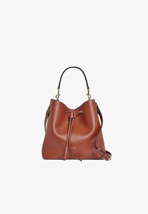 Bolso tipo saco de cuero marrón con cierre de cordón y herrajes en tono dorado. Cuenta con dos asas y una correa ajustable. Textura suave.