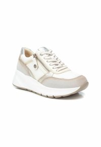 Sneaker bianca e beige con dettagli in suede e metallici, dotata di una cerniera frontale e suola testurizzata per una migliore aderenza, progettata per il comfort.