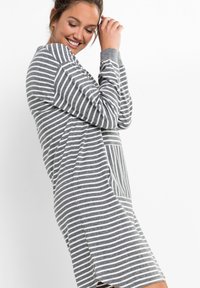 bonprix MODERNES HAUS MIT PRAKTISCHER KÄNGURU-TASCHE - Camicia da notte - grau
