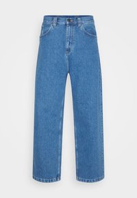 Jeans de denim azul de pierna ancha con una cintura alta, que cuentan con dos bolsillos frontales, costura en contraste y un cierre de botón en la cintura.