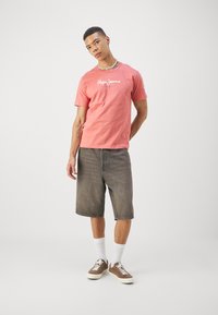 Pepe Jeans EGGO - Marškinėliai su spaudiniu - cedar wood brown
