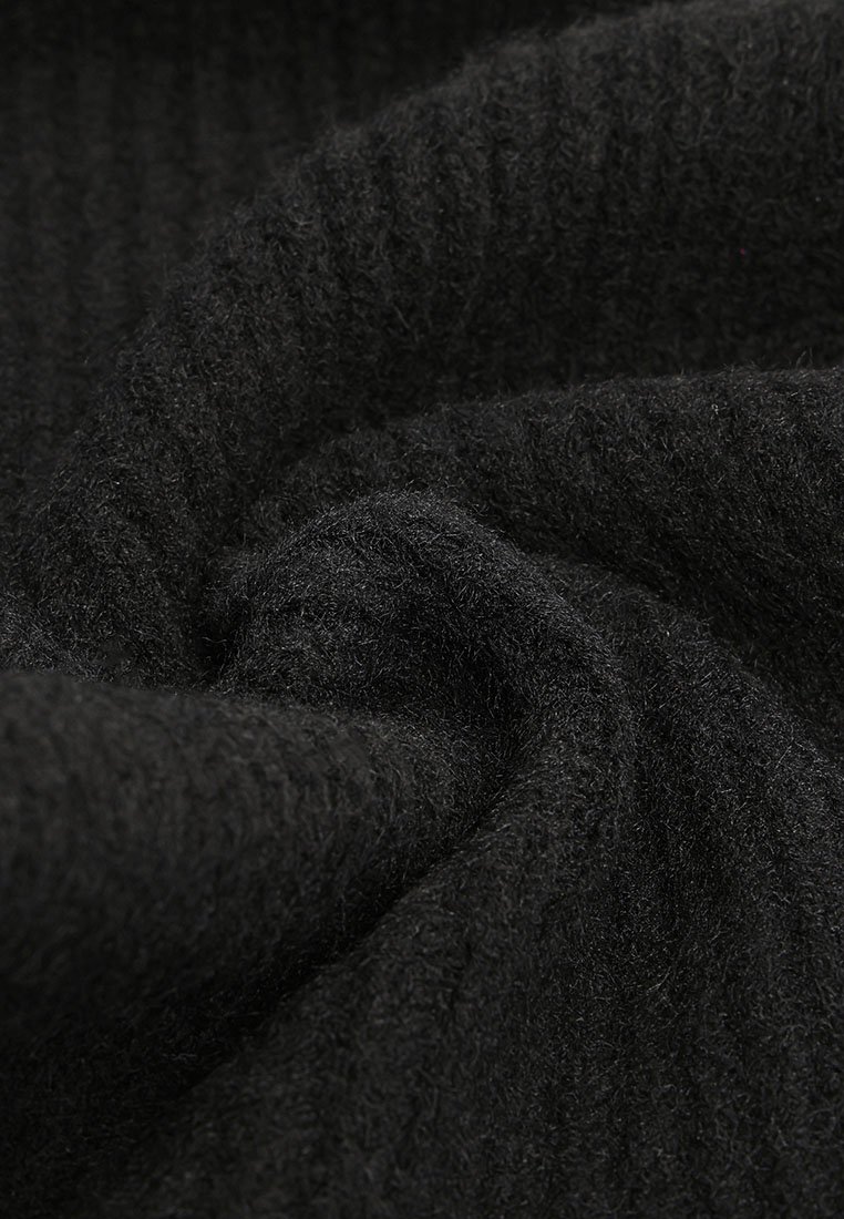 Tessuto nero testurizzato con un morbido motivo a maglia, che mostra una sezione attorcigliata che evidenzia il suo aspetto peloso e accogliente.