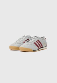 Lysegrå sneakers med maroon striber, gummisål og logodetalje. Har en glat overdel og en tekstureret tåkappe for holdbarhed.