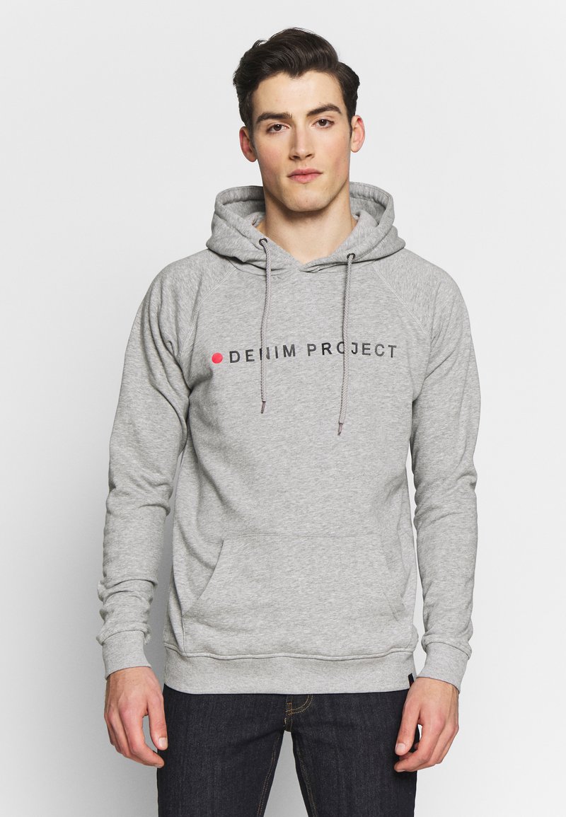 Grijze sweatshirt met capuchon en trekkoorden, met een voorzak en "DENIM PROJECT" in zwarte letters gedrukt. Zachte stoftextuur.
