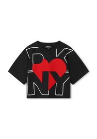 Camiseta negra corta con contornos blancos llamativos y un gráfico de corazón rojo con el texto "DKNY". Material de algodón, mangas cortas relajadas.
