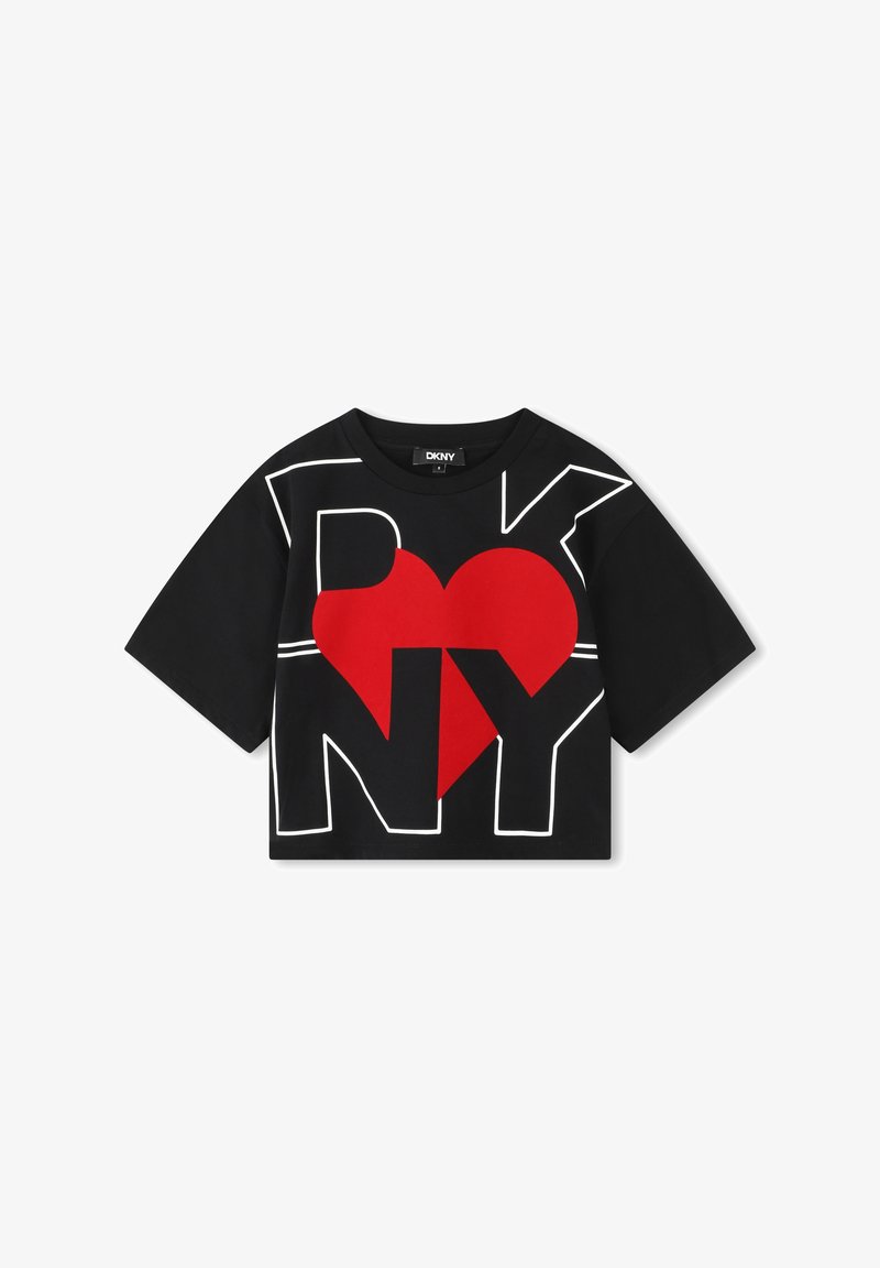 Camiseta negra corta con contornos blancos llamativos y un gráfico de corazón rojo con el texto "DKNY". Material de algodón, mangas cortas relajadas.