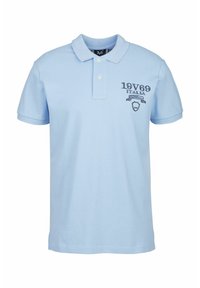 Lichtblauw polo shirt van katoen, met korte mouwen, een kraag, een drieknoopsluiting en een geborduurd logo in donkerblauw op de borst.