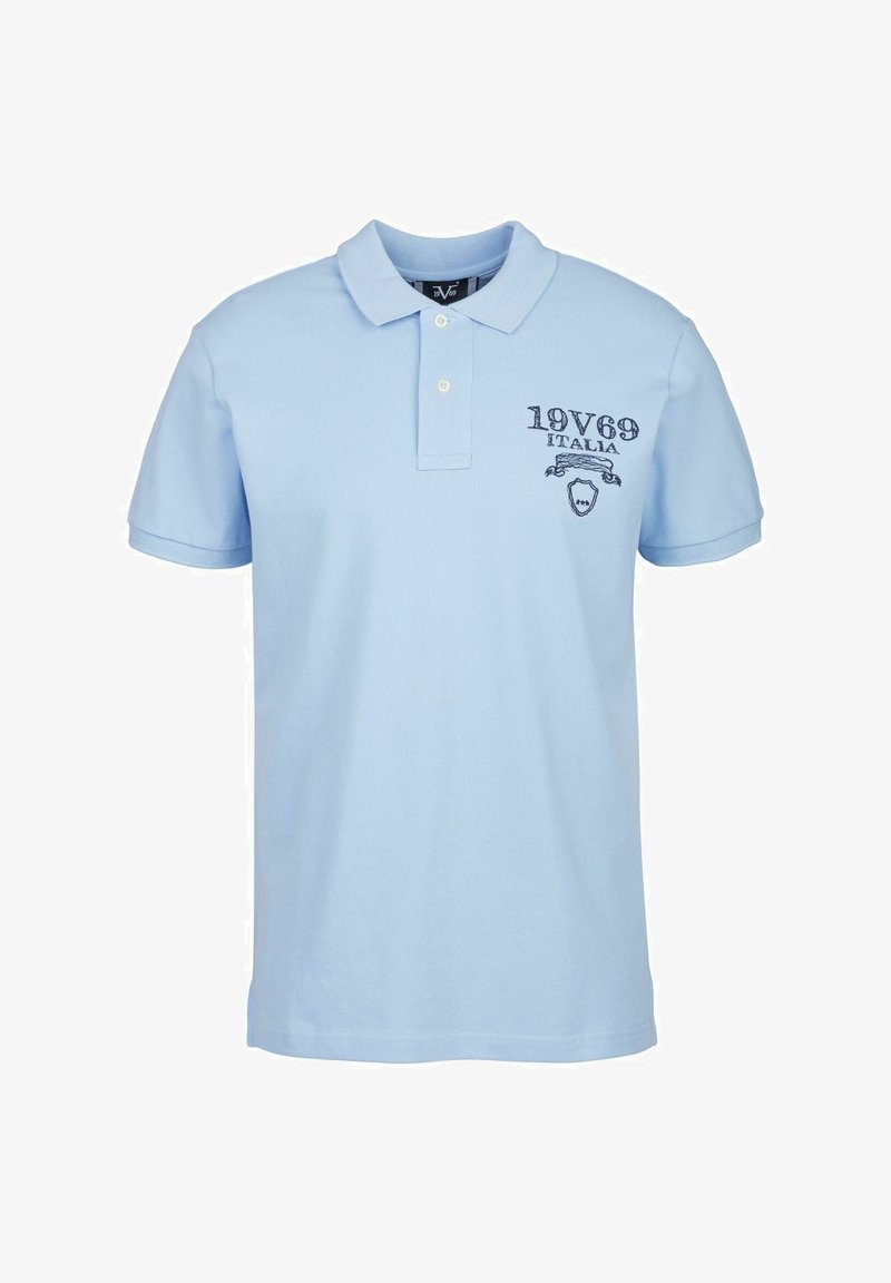 Lichtblauw polo shirt van katoen, met korte mouwen, een kraag, een drieknoopsluiting en een geborduurd logo in donkerblauw op de borst.