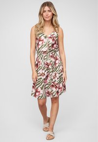 Robe fleurie avec un décolleté en V, des boutons détaillés et une taille élastique. Présente des fleurs roses sur un fond à rayures vertes. Tissu léger.