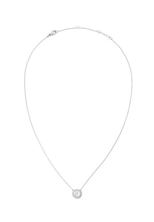 Colier din argint cu un pandantiv circular ce include o piatră înconjurată de mici accente, având un finisaj neted și un design delicat.