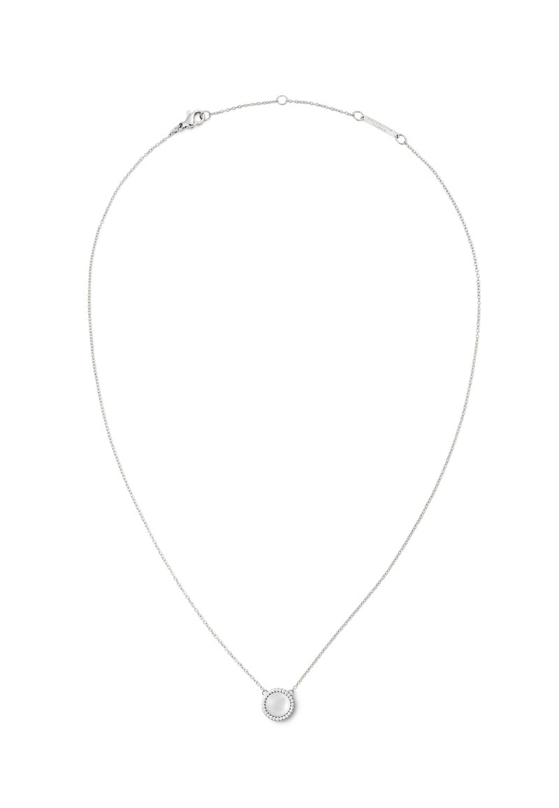 Colier din argint cu un pandantiv circular ce include o piatră înconjurată de mici accente, având un finisaj neted și un design delicat.