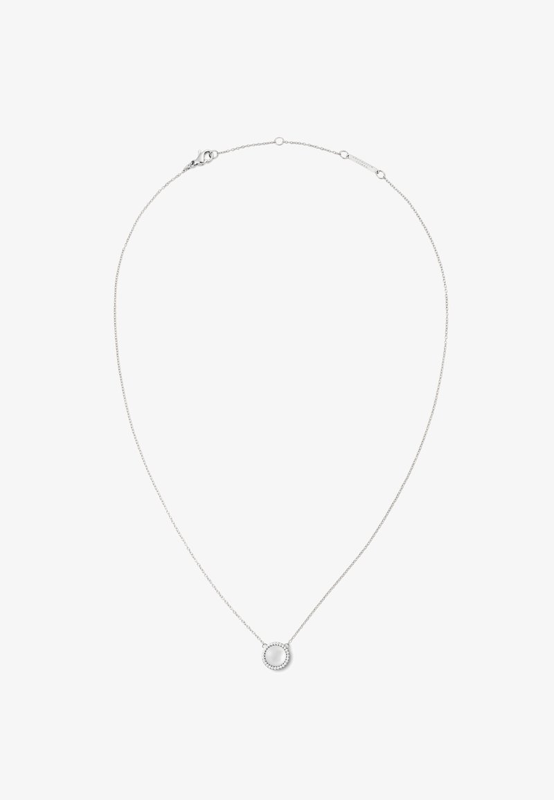 Ezüst láncnyaklánc, kör alakú medállal, amelyet egy követ körülvevő apró díszek vesznek körül, sima felülettel és finom formával.