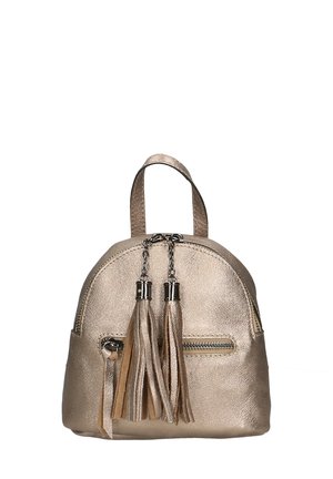 Mini sac à dos doré métallique en cuir texturé. Il possède une forme arrondie, une poche zippée à l'avant et des pompons décoratifs avec quincaillerie en argent.