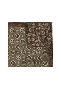 Tekstil med et grønt og brunt paisley-mønster, kantet af blomsterlige cirkler. Blød tekstur, rektangulær form, med varierende intrikate design.