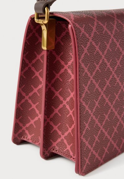 Mała torebka z geometrycznym wzorem w ciemnoczerwonym i różowym kolorze. Charakteryzuje się gładką skórzaną teksturą oraz złotymi elementami zapięcia.