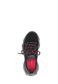 Zapatilla deportiva negra con parte superior de malla texturizada, cordones rosas y plantilla rosa. Presenta una puntera redondeada y una suela exterior negra acolchada.