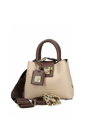 Sac à main en cuir beige et marron avec logo embossé, fermeture dorée, étiquette assortie, bandoulière marron amovible et détail chaîne.
