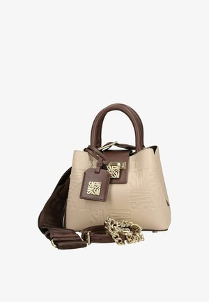 Sac à main en cuir beige et marron avec logo embossé, fermeture dorée, étiquette assortie, bandoulière marron amovible et détail chaîne.