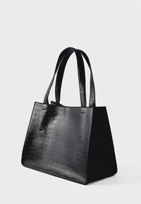 Zwarte draagtas gemaakt van gestructureerd nep-krokodillenmateriaal. Voorzien van twee lange handvatten en een gestructureerd, hoekig ontwerp. Geen zichtbare metalen onderdelen.