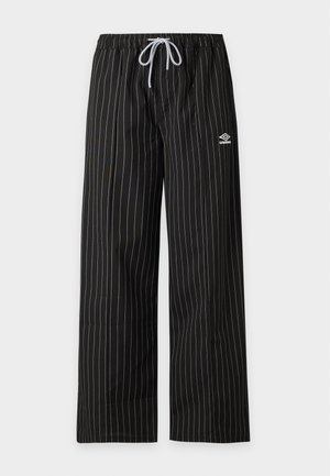 Umbro, PINSTRIPE RELAXED PANT - Панталони - black