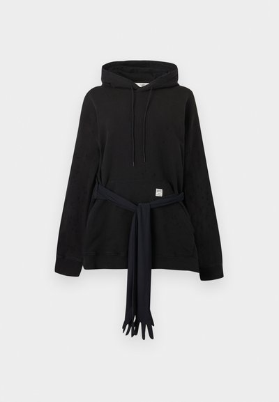 Μαύρο φαρδύ φούτερ με τσέπη μπροστά, ρυθμιζόμενο κουκούλα με κορδόνι και μακρύ μαύρο υφασμάτινο ζωνάρι δεμένο γύρω από τη μέση.