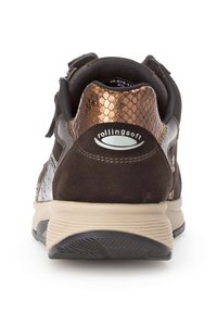 Sneaker marrone e metallico con motivo, dotato di un retro tessurizzato, caratterizzato da un logo, camoscio liscio e una suola beige.