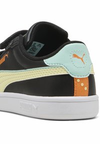 Sneaker in pelle nera con dettagli in verde menta, giallo e arancione. Presenta una suola bianca, un tab posteriore texturizzato e un dettaglio con il logo.