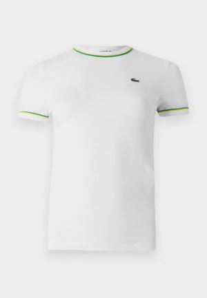 Weißes Baumwoll-T-Shirt mit kurzen Ärmeln, runder Ausschnitt und grünen sowie gelben Ripp-Details am Kragen und den Ärmelabschlüssen. Lacoste-Logo auf der Brust.
