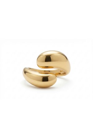 Anillo abierto de oro liso y brillante con dos extremos redondeados y asimétricos enfrentados entre sí sobre un fondo blanco.