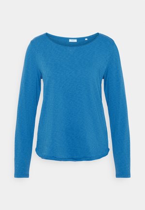 Maglietta blu a maniche lunghe con scollo rotondo e orlo leggermente curvato, mostrata su uno sfondo bianco.