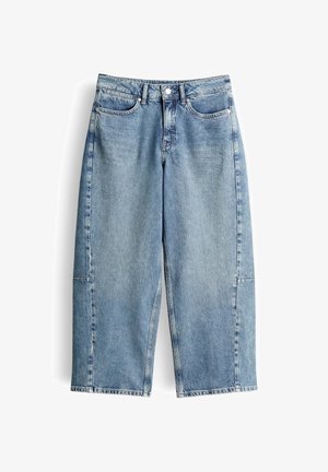 Hellblaue, weit geschnittene, verkürzte Jeans mit vorderem Knopf- und Reißverschluss, Gürtelschlaufen und fünf Taschen.