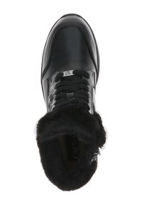 Fekete bőr sneaker, amely szőrmebéléssel ellátott gallérral, fűzős kivitelezéssel és diszkrét márkázással rendelkezik a nyelvén. Simább textúra, párnázott belső résszel.