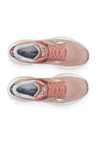 Leichte Laufschuhe aus weichem rosa Mesh-Obermaterial mit weißen Akzenten, ausgestattet mit einer gepolsterten Sohle und Schnürdesign.