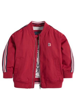 Blouson bomber rouge pour enfants avec bordure rayée aux manches, fermeture éclair à l'avant, poches latérales et un petit logo sur la poitrine.