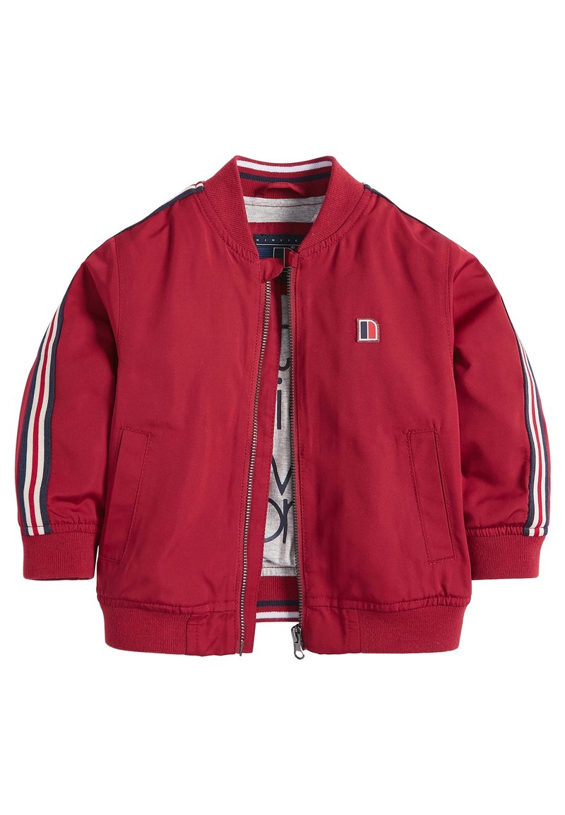 Blouson bomber rouge pour enfants avec bordure rayée aux manches, fermeture éclair à l'avant, poches latérales et un petit logo sur la poitrine.