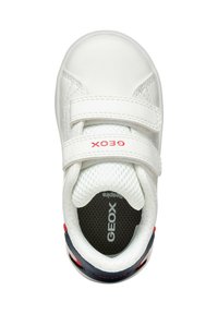 Sneaker bianco con due cinturini in velcro, fodera interna nera e un accento embossed blu navy sul tallone. Logo rosso GEOX sui cinturini.
