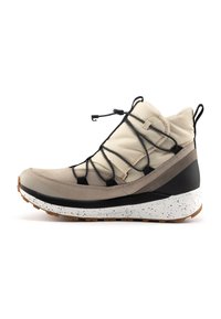 Botas de senderismo beige y negras con cordones elásticos, tejido texturizado y una suela blanca moteada. Poseen un diseño de tobillo alto para mayor soporte.