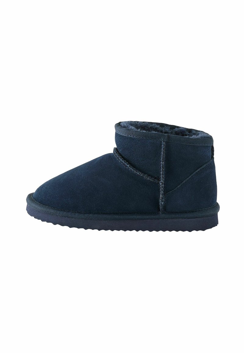 Marinblå mocka ankelboot med shearlingfoder, rund tå och en quiltad detaljerad design. Lätt gummisula med greppmönster.