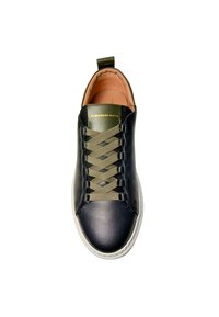 Schwarzer Ledersneaker mit runder Spitze, olivgrünem Schnürdesign und beiger Sohle. Das Innere zeigt ein hellbraunes Futter mit Markentext.