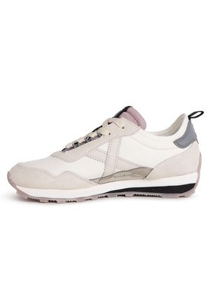 Zapatilla blanca y gris claro con materiales de ante y cuero. Incluye una suela texturizada, acentos en rosa y un contrafuerte negro.